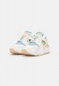 Nike Sportswear AIR HUARACHE SE OOO Sneaker low sail/arctic orange/worn blue/vivid green/white onyx/black AIR HUARACHE SE OOO кроссовки женские низкие парус/арктический оранжевый/потертый синий/ярко-зеленый/белый оникс/черный