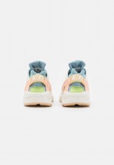 Nike Sportswear AIR HUARACHE SE OOO Sneaker low sail/arctic orange/worn blue/vivid green/white onyx/black AIR HUARACHE SE OOO кроссовки женские низкие парус/арктический оранжевый/потертый синий/ярко-зеленый/белый оникс/черный