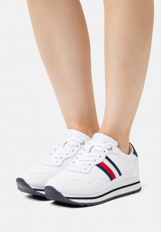 Tommy Hilfiger ESSENTIAL WEBBING RUNNER Trainers white ESSENTIAL WEBBING RUNNER — Кроссовки белый