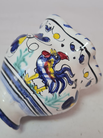 Ваза/кувшин винтажная с ручкой Dipunto A Mano, яркий "Петух" в сине-красно-желтых ярких цветах, ручная работа, 9,5 x 11,5 см, Италия, 1960-70гг.