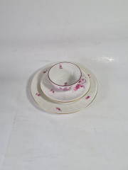 Чайное трио Ludwigsburger, белый фарфор с декором из фиолетовых роз, 5 х 10,5 / 14,5 см / 19,5 см, Германия, 1960-70гг.