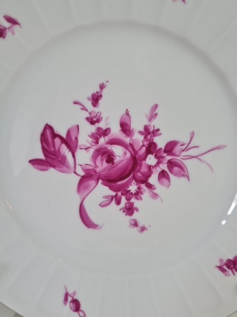 Чайное трио Ludwigsburger, белый фарфор с декором из фиолетовых роз, 5 х 10,5 / 14,5 см / 19,5 см, Германия, 1960-70гг.