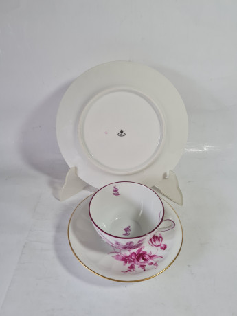 Чайное трио Ludwigsburger, белый фарфор с декором из фиолетовых роз, 5 х 10,5 / 14,5 см / 19,5 см, Германия, 1960-70гг.