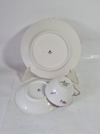 Чайное трио Ludwigsburger, белый фарфор с декором из фиолетовых роз, 5 х 10,5 / 14,5 см / 19,5 см, Германия, 1960-70гг.