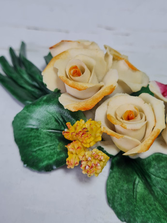 Фигурка винтажная Capodimonte "Ветка из 5 желтых бутонов и розовыми цветками", фарфор, 12 x 6 x 3,5 см, Италия, 1960-1970гг.