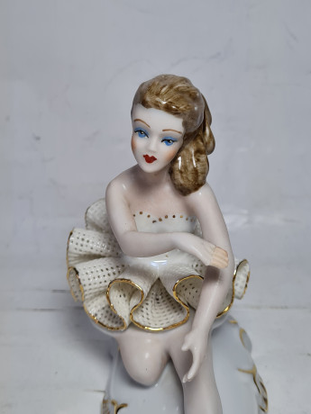 Статуэтка винтажная "Танцовщица", фарфор, 12 x 13,5 см, Румыния, 1960-70гг.