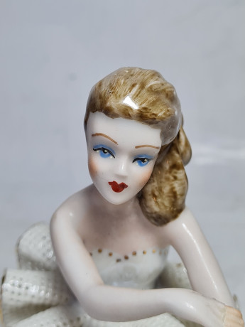 Статуэтка винтажная "Танцовщица", фарфор, 12 x 13,5 см, Румыния, 1960-70гг.