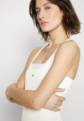 Tommy Hilfiger SLIM TANK Top weathered white SLIM TANK Верх выветрившийся белый