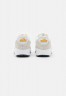 Nike Sportswear AIR MAX 90 Sneaker low white/university gold/sail/light bone AIR MAX 90 низкие кроссовки женские белый/университетское золото/парус/светлая кость