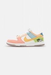 Nike Sportswear DUNK SE OOO Sneaker low sail/sanded gold/light madder root/worn blue/amethyst wave/riftblue ДУНК СЕ ООО кроссовки женские низкие парус/отшлифованное золото/светлый корень марены/потертый синий/аметистовая волна/разлом синий