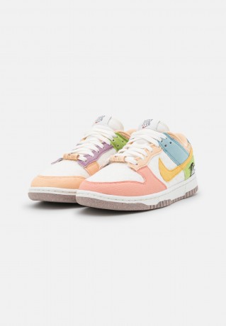 Nike Sportswear DUNK SE OOO Sneaker low sail/sanded gold/light madder root/worn blue/amethyst wave/riftblue ДУНК СЕ ООО кроссовки женские низкие парус/отшлифованное золото/светлый корень марены/потертый синий/аметистовая волна/разлом синий