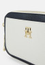 Tommy Hilfiger EMBLEM CAMERA BAG Across body bag corporate СУМКА ДЛЯ КАМЕРЫ EMBLEM Сумка через плечо корпоративный