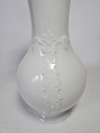 Royal Bavaria KPM Белая фарфоровая ваза с фактурным узором, 19 x 8,5 см, Германия, 1960-70гг.