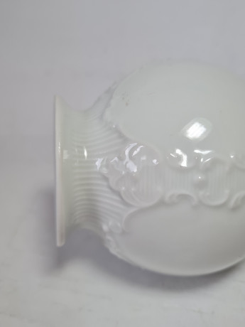 Royal Bavaria KPM Белая фарфоровая ваза с фактурным узором, 19 x 8,5 см, Германия, 1960-70гг.