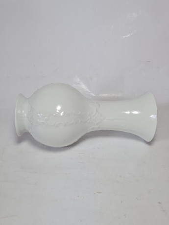 Royal Bavaria KPM Белая фарфоровая ваза с фактурным узором, 19 x 8,5 см, Германия, 1960-70гг.