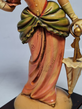 Статуэтка винтажная "Дама с зонтиком", керамика, 8,5 x 22,5 см, Италия, 1960-70гг.