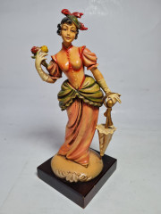 Статуэтка винтажная "Дама с зонтиком", керамика, 8,5 x 22,5 см, Италия, 1960-70гг.