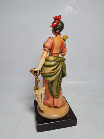 Статуэтка винтажная "Дама с зонтиком", керамика, 8,5 x 22,5 см, Италия, 1960-70гг.