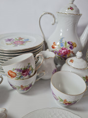 Schumann Arzberg Bavaria Чайный сервиз на 12 персон, белый фарфор с цветочным рисунком, фактурным узором и позолоченным ободком, Германия, 1960-70гг.