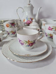 Schumann Arzberg Bavaria Чайный сервиз на 12 персон, белый фарфор с цветочным рисунком, фактурным узором и позолоченным ободком, Германия, 1960-70гг.