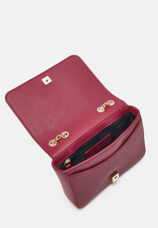 Tommy Hilfiger TIMELESS CHAIN CROSSOVER Across body bag rouge TIMELESS CHAIN ??CROSSOVER Сумка через плечо румяна