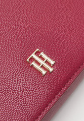 Tommy Hilfiger TIMELESS CHAIN CROSSOVER Across body bag rouge TIMELESS CHAIN ??CROSSOVER Сумка через плечо румяна