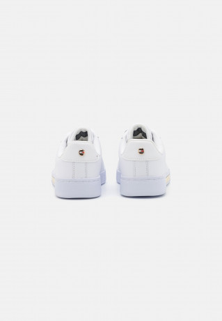 Tommy Hilfiger COURT WITH LACE HARDWARE Trainers white/gold COURT WITH LACE HARDWARE Кроссовки белое золото