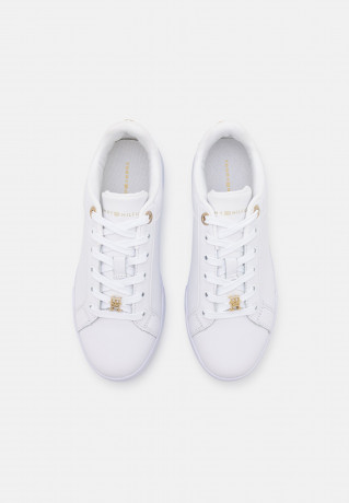 Tommy Hilfiger COURT WITH LACE HARDWARE Trainers white/gold COURT WITH LACE HARDWARE Кроссовки белое золото