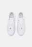 Tommy Hilfiger COURT WITH LACE HARDWARE Trainers white/gold COURT WITH LACE HARDWARE Кроссовки белое золото