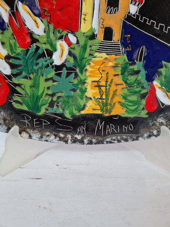 Тарелка декоративная винтажная REP / San Marino на ножках, красочное изображение на черном фоне, необычная форма, керамика, 31 см, Италия, 1970-80гг.