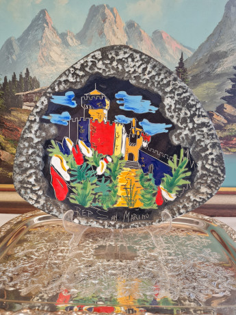 Тарелка декоративная винтажная REP / San Marino на ножках, красочное изображение на черном фоне, необычная форма, керамика, 31 см, Италия, 1970-80гг.