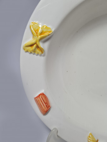 Siro Italy Белая фарфоровая сервировочная тарелка с декором для пасты, 22 x 5,5см, Италия, 1960-70гг.