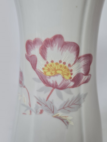 Regent Crown Romania Белая фарфоровая ваза с цветочным рисунком и позолоченным ободком, 16,5 x 8 см, Румыния, 1960-70гг.