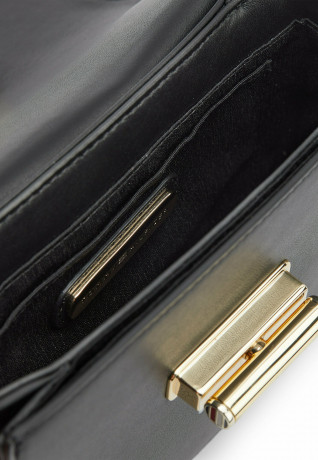 Tommy Hilfiger SMALL TURN LOCK Across body bag black SMALL TURN LOCK Сумка через плечо черный
