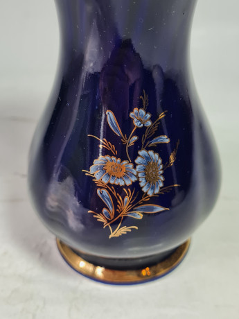 Ваза винтажная Royal Porzellan, темно-синяя с золотистым декором и цветами, ручная роспись, фарфор, 12.5 см, Германия, 1960-70гг.