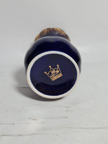 Ваза винтажная Royal Porzellan, темно-синяя с золотистым декором и цветами, ручная роспись, фарфор, 12.5 см, Германия, 1960-70гг.