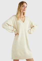 Tommy Hilfiger RELAXED FIT MONOGRAM  Jumper dress heathered oatmilk RELAXED FIT MONOGRAM Платье-джемпер овсяное молоко