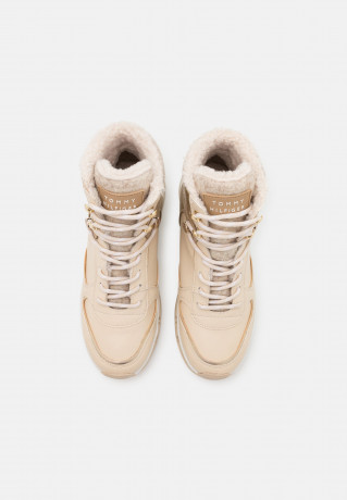 Tommy Hilfiger OUTDOOR BOOTIE Lace-up ankle boots sugarcane OUTDOOR BOOTIE Ботильоны на шнуровке сахарный тростник