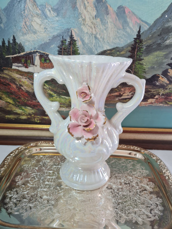 Ваза винтажная Capodimonte с двумя ручками и розой, фарфор, перламутр, 27,5 x 22 см, Италия, 1960-70гг.