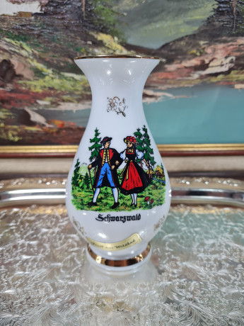 Ваза винтажная Grub aus Wildbad "Влюбленная пара в Шварцвальде", фарфор, 17 см, Германия, 1960-70гг.