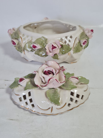 Конфетница винтажная Poland Brody Parc с объемными цветами и крышкой, керамика, 16 см, Польша, 1960-70гг.