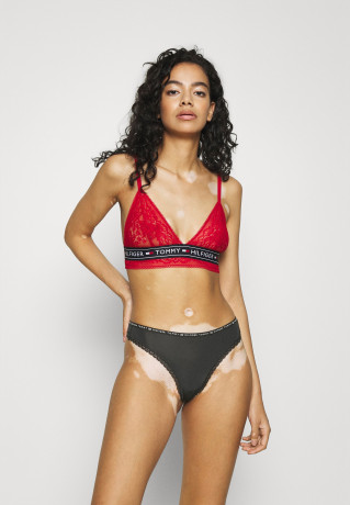 Tommy Hilfiger THONG 3 PACK Thong black/black/black НАБОР 3 КОМПЛЕКТА ТРЕНАЖЕЙ Стринги черный/черный/черный