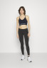 Tommy Hilfiger ESSENTIALS LOW SEAMLESS BRA Light support sports bra desert sky ESSENTIALS LOW SEAMLESS BRA Спортивный бюстгальтер с легкой поддержкой небо пустыни