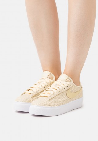 Nike Sportswear BLAZER PLATFORM Sneaker low lemon drop/coconut milk/white BLAZER PLATFORM Низкие кроссовки женские лимонная капля/кокосовое молоко/белый