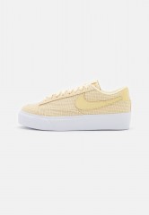 Nike Sportswear BLAZER PLATFORM Sneaker low lemon drop/coconut milk/white BLAZER PLATFORM Низкие кроссовки женские лимонная капля/кокосовое молоко/белый