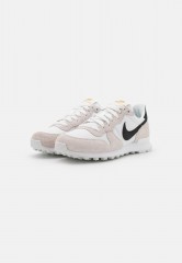 Nike Sportswear NIKE INTERNATIONALIST DAMENSCHUH Sneaker low summit white/black/metallic gold/white ЖЕНСКАЯ ОБУВЬ NIKE INTERNATIONALIST — Низкие кроссовки женские вершина белый/черный/золотой металлик/белый