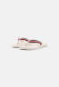 Tommy Hilfiger ESSENTIAL COMFORT  T-bar sandals feather white ESSENTIAL COMFORT Сандалии с Т-образной перемычкой перо белое