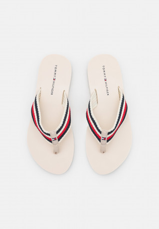Tommy Hilfiger ESSENTIAL COMFORT  T-bar sandals feather white ESSENTIAL COMFORT Сандалии с Т-образной перемычкой перо белое