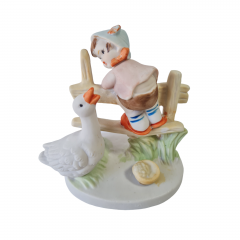 Фигурка Hummelfigur &quot;Мальчик на заборе и гусь&quot; в нежных тонах, фарфор, 12 x 13 см, Германия, 1960-70гг.