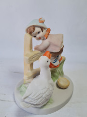 Фигурка Hummelfigur &quot;Мальчик на заборе и гусь&quot; в нежных тонах, фарфор, 12 x 13 см, Германия, 1960-70гг.